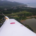 Ich tat gut daran auf dem kleinen UL Airfield auf Koh Chang nicht zu landen, es ist nicht gemaeht, Hunde bewachen das Gelaende, und der Regen hat den Platz zu einer Sumpfbahn gemacht, dann lieber doch nach Trat, die teure Lande- und Abstellgebühr bezahlen und mit der Fähre auf die Insel kommen.