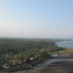 Trikefliegen ueber Bali, die Landebahn am Strand aus ausgerollten Bambusstaeben!